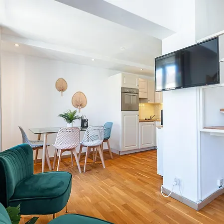 Massena Street - 1 Bdr Duplex With Ac & Parking *