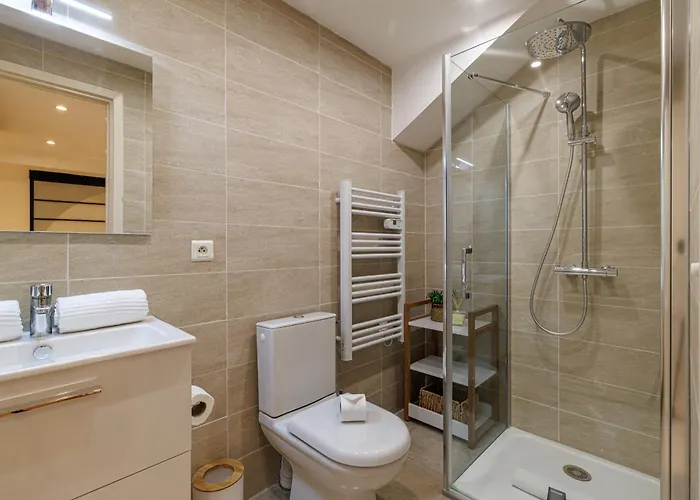 Massena Street - 1 Bdr Duplex With Ac & Parking *