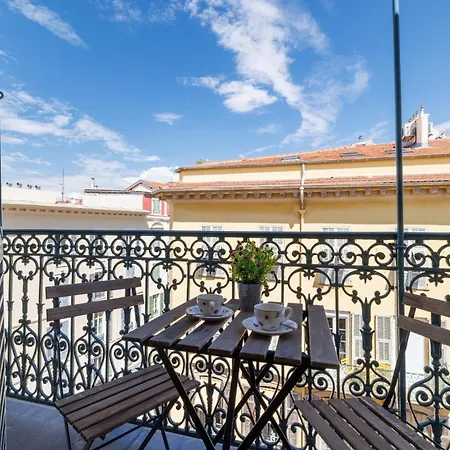 Massena Street - 1 Bdr Duplex With Ac & Parking 니스