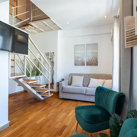Massena Street - 1 Bdr Duplex With Ac & Parking 아파트